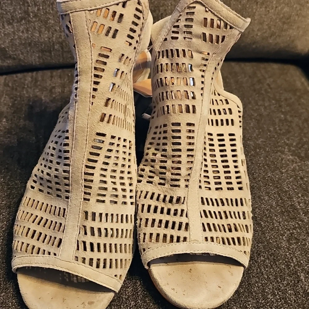 🩶🤎 Halogen Perforated Gray Wedge Sandals